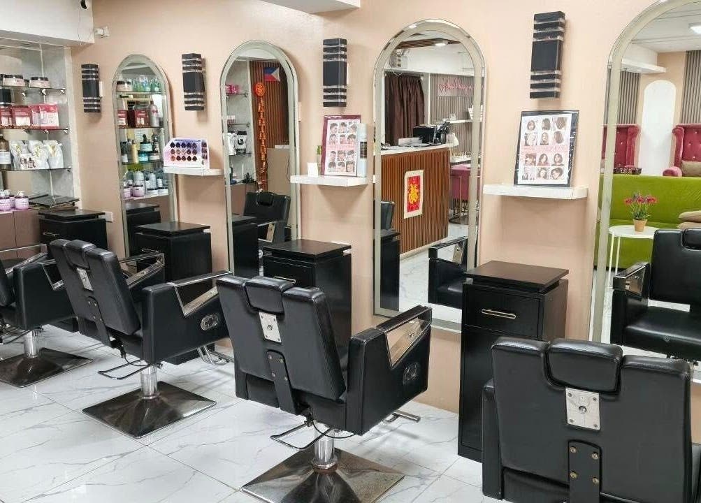 Modern salon chairs at Daily Lounge Salon, Makati, Metro Manila, PH offering premium beauty treatments.