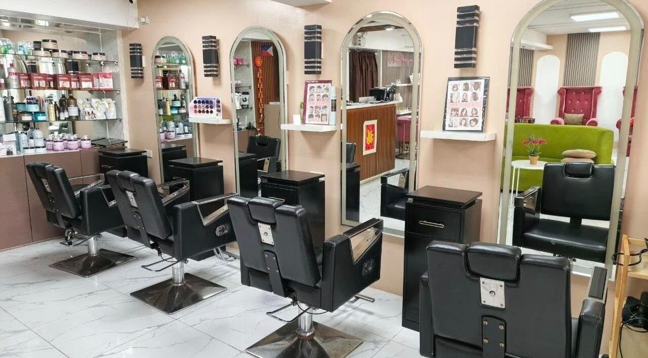 Modern salon chairs at Daily Lounge Salon, Makati, Metro Manila, PH offering premium beauty treatments.