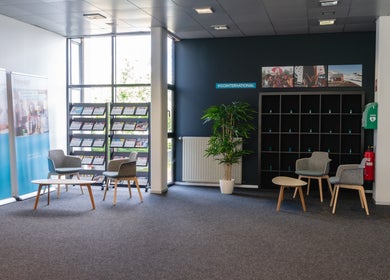 Bright lounge area at Digital Arts & Entertainment, Kortrijk, Vlaams Gewest, BE with modern chairs and decor.