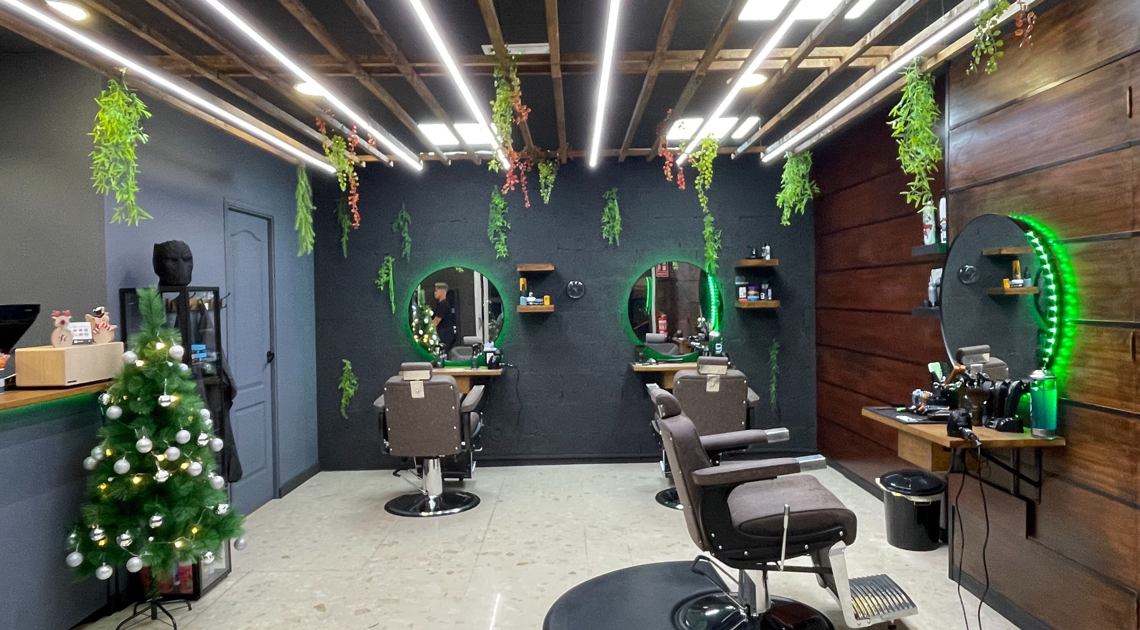 Interior de THE BLACK HOUSE BarberShop en Santa Cruz De Tenerife, Canarias, con modernos espejos y decoración verde.