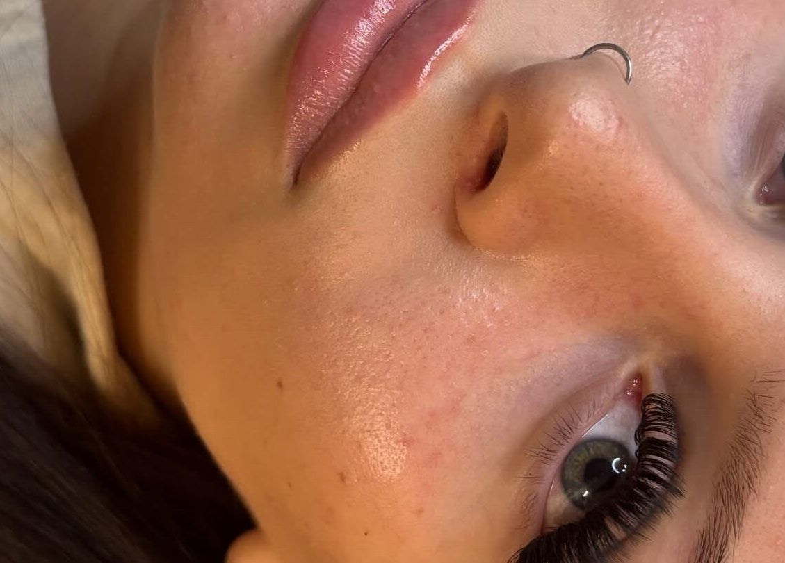 Close-up of eyelash extensions at Lashes By Yas X, Ashbourne, England, GB. Emphasizing natural beauty.