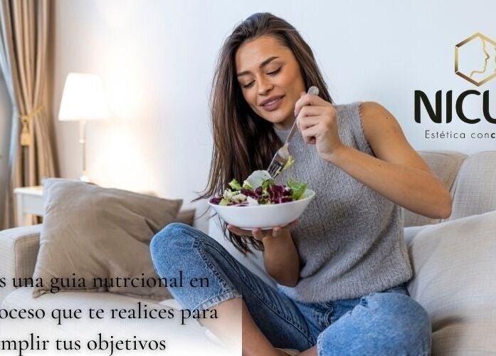 Mujer disfrutando ensalada saludable en sofá, NICUA Estetica Con.ciencia Bogotá, Bogotá, CO.