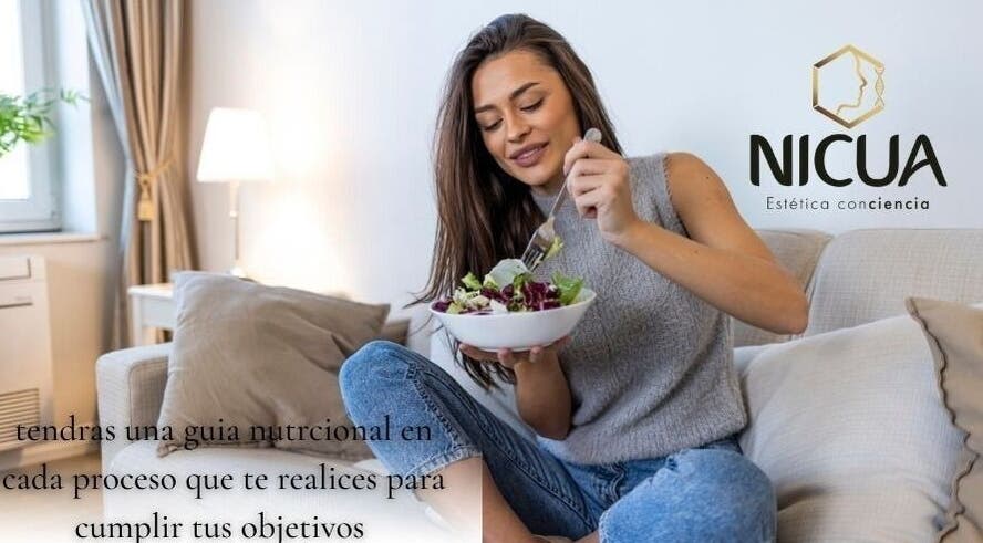 Mujer disfrutando ensalada saludable en sofá, NICUA Estetica Con.ciencia Bogotá, Bogotá, CO.