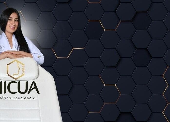 Profesional en NICUA Estetica Con.ciencia en Bogotá, CO, con fondo hexagonal moderno y silla de tratamiento blanca.