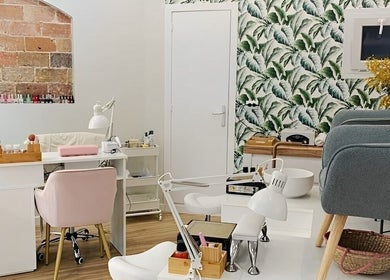 Interior acogedor de Trendy y Nails Poble Sec en Barcelona, Catalunya, ES con decoración moderna y fresca.
