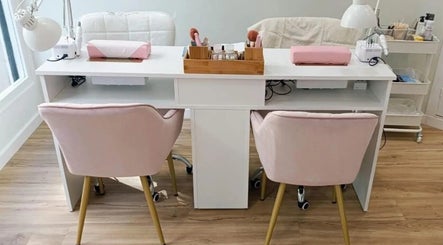 Estación de manicura en Trendy y Nails Poble Sec, Barcelona, Catalunya, ES con sillas rosas.