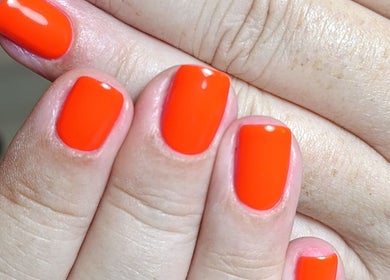 Uñas naranja vivo en Trendy y Nails Poble Sec, Barcelona, Catalunya, ES, especializadas en manicura moderna.
