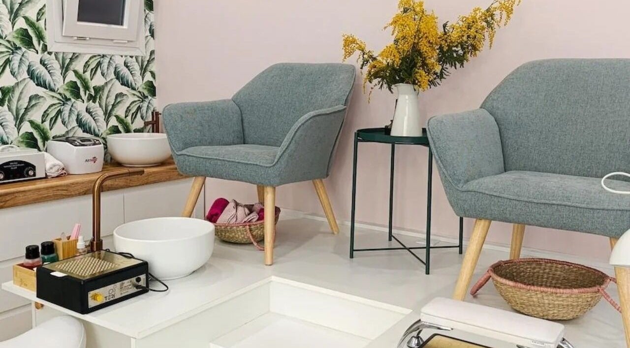 Zona de pedicura acogedora en Trendy y Nails Poble Sec, Barcelona, Catalunya, ES decorada con sillas elegantes.