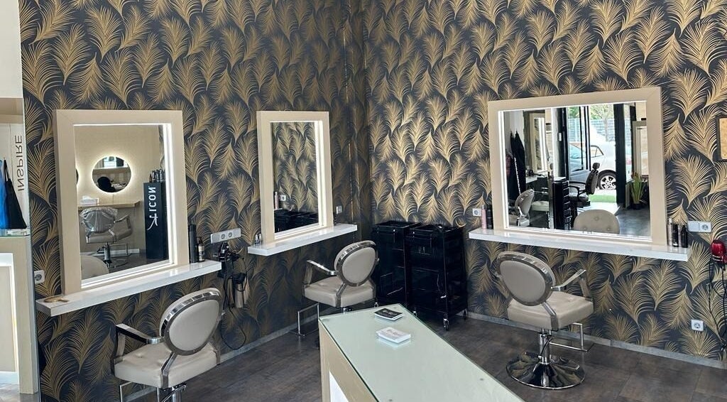 Interior de Nuria Quesada en Villanueva Del Pardillo, Madrid, mostrando espejos y sillas de salón moderno.