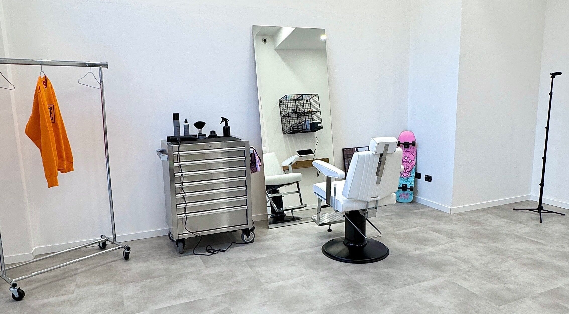 Interno moderno di ISPIRI STUDIO a Verona, Veneto, IT con poltrona bianca e specchio grande.