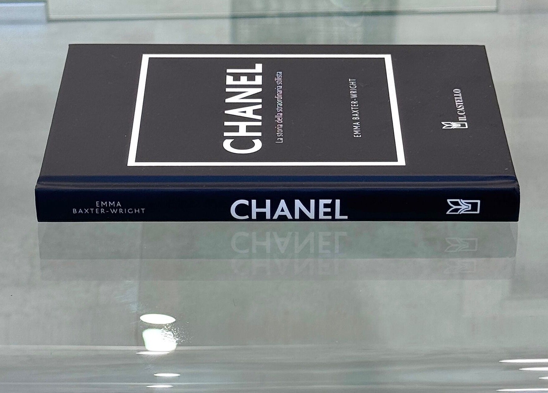 Libro Chanel su tavolino presso ISPIRI STUDIO, Verona, Veneto, IT.