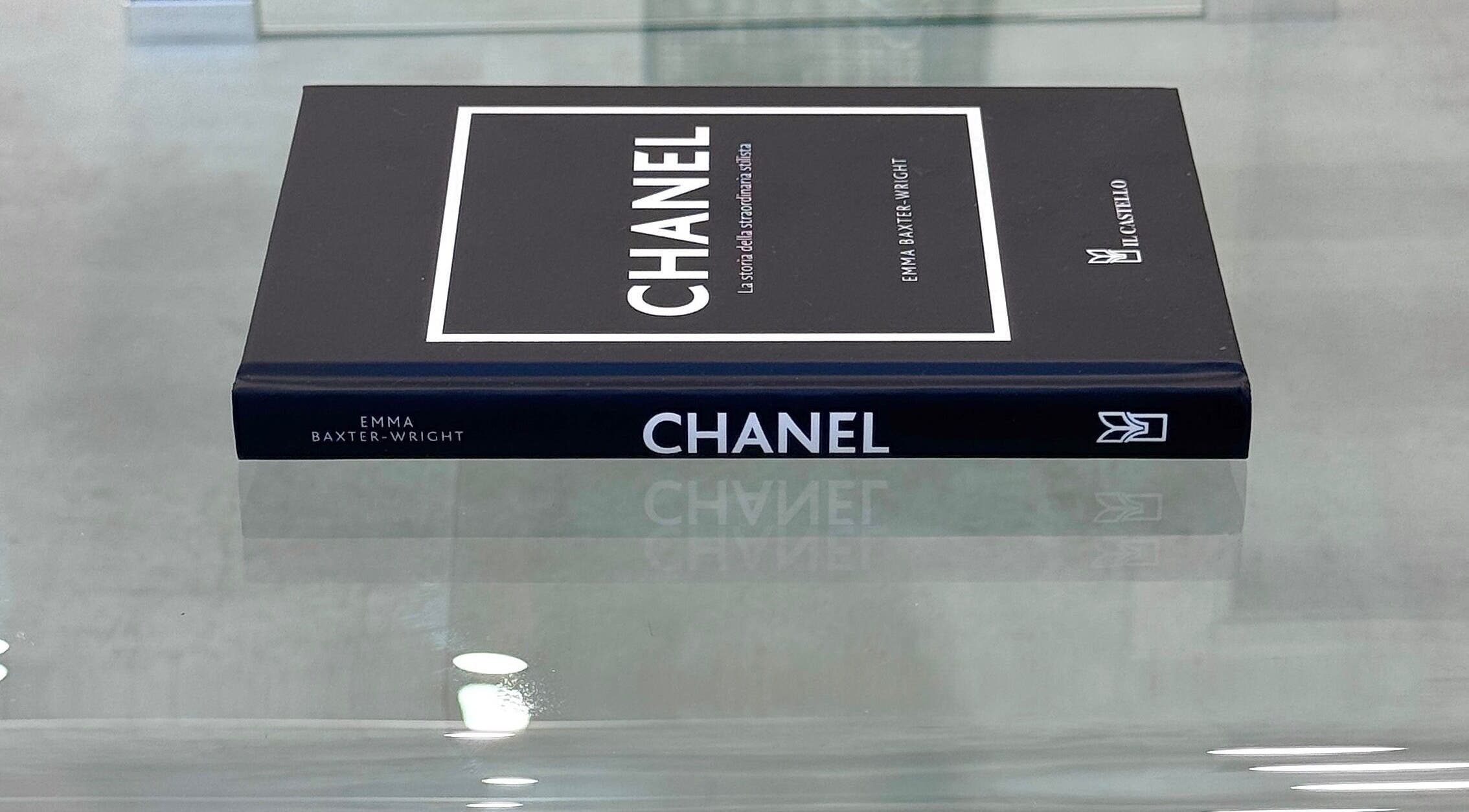 Libro Chanel su tavolino presso ISPIRI STUDIO, Verona, Veneto, IT.