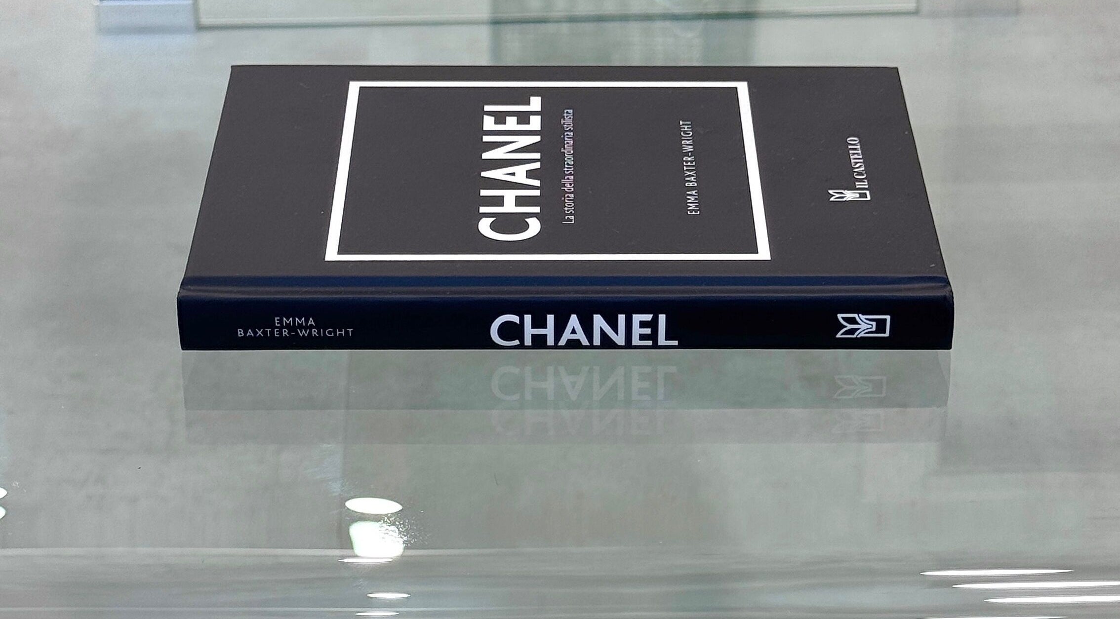 Libro Chanel su tavolino presso ISPIRI STUDIO, Verona, Veneto, IT.