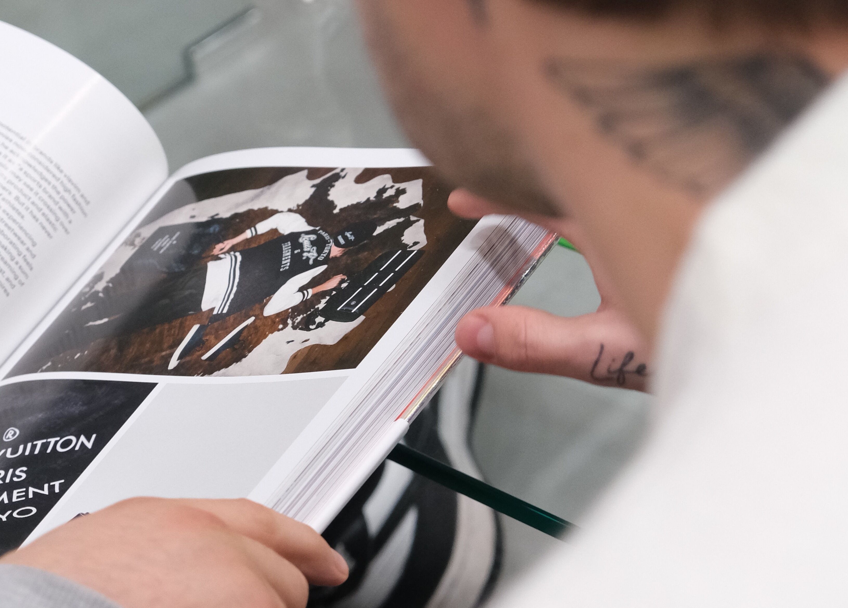 Uomo sfoglia rivista alla ISPIRI STUDIO, Verona, Veneto, IT.