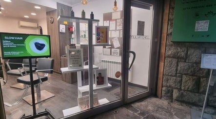 Entrada de AXICIAhair PERRUQUERIA mostrando diseño moderno en Barcelona, Catalunya, ES.