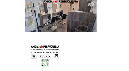 Interior de AXICIAhair PERRUQUERIA en Barcelona, Catalunya, ES con elegantes estaciones de peinado.