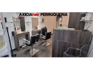 Interior de Axici Ahair Perruqueria en Barcelona, Catalunya, ES, mostrando elegancia y comodidad.