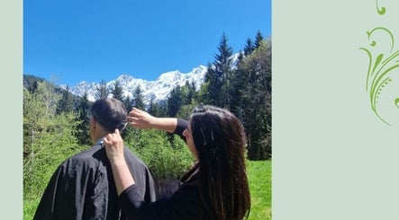Estilista de Axici Ahair Perruqueria en Barcelona corta cabello al aire libre en un paisaje montañoso de Catalunya.