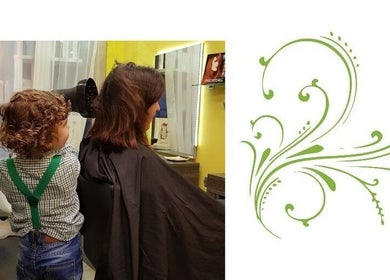 Niño observando el secado de cabello en Axici Ahair Perruqueria, Barcelona, Catalunya, ES.