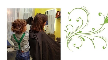 Niño observando el secado de cabello en Axici Ahair Perruqueria, Barcelona, Catalunya, ES.