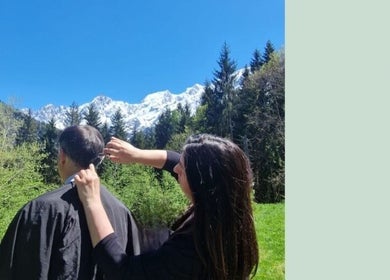 Peluquero al aire libre en AXICIAhair PERRUQUERIA, Barcelona, Catalunya, ES, con vista a las montañas.