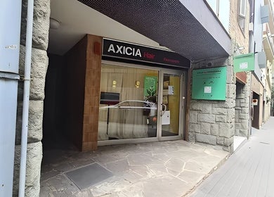 Entrada a AXICIAhair PERRUQUERIA en Barcelona, Catalunya, ES, mostrando su fachada moderna.