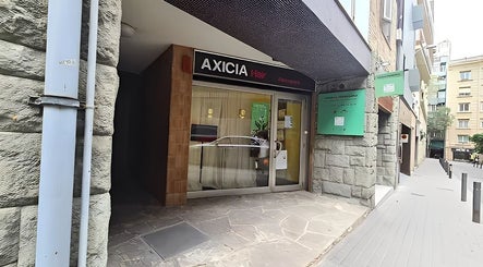 Entrada a AXICIAhair PERRUQUERIA en Barcelona, Catalunya, ES, mostrando su fachada moderna.