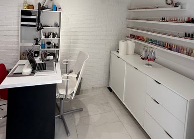 SENNUBIA nail studio in London, England, GB featuring a sleek manicure station and nail polish display.