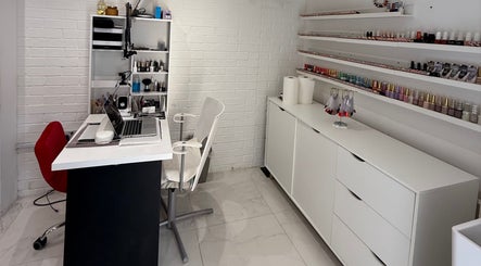 SENNUBIA nail studio in London, England, GB featuring a sleek manicure station and nail polish display.