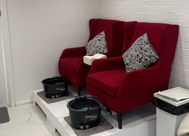 SENNUBIA pedicure chairs with plush cushions in London, England, GB, offering a serene atmosphere for clients.
