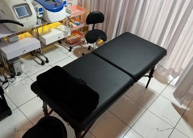 Relaxing treatment room at Ajijic Nails Salón, Ajijic, Jalisco, MX featuring modern equipment and comfortable setup.