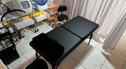 Relaxing treatment room at Ajijic Nails Salón, Ajijic, Jalisco, MX featuring modern equipment and comfortable setup.