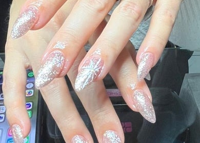 Glittery nail art at Ajijic Nails Salón, Ajijic, Jalisco, MX. Elegant sparkle design.