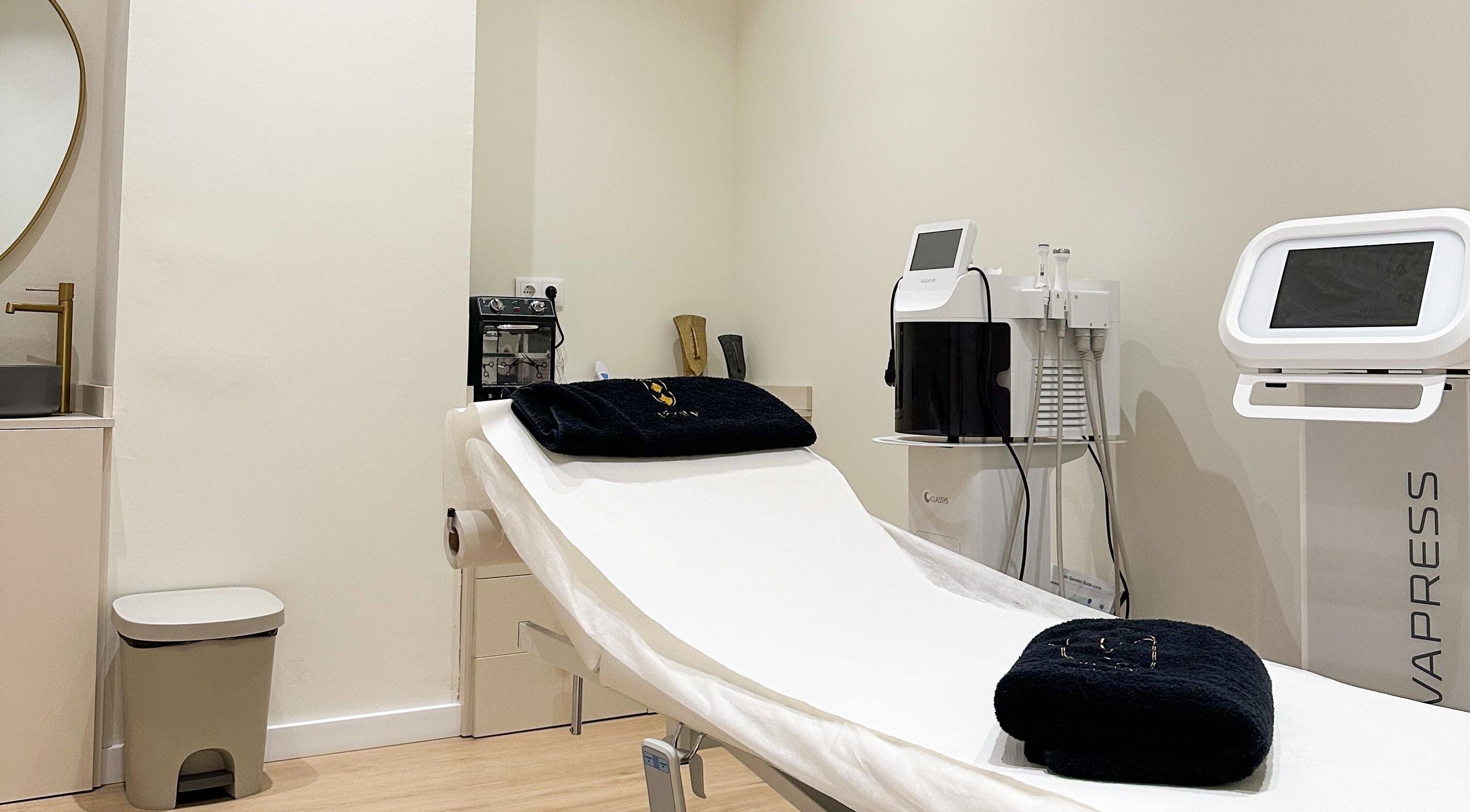 Moderno salón de tratamiento en Vanity Serrallo Center, Granada, Andalucía, ES, listo para clientes.