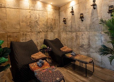 Cozy relaxation area at Highlands Spa, ตำบล ศาลาด่าน, กระบี่, TH, featuring plush seating and ambient lighting.