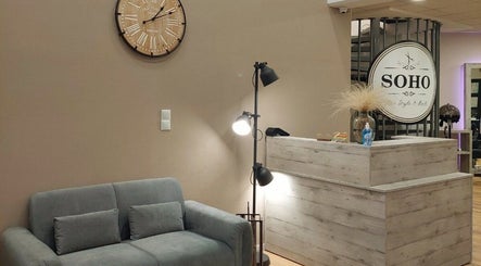 Άνετο σαλόνι υποδοχής στο Soho Hair Style & Nails, Λάρισα, GR με μοντέρνο ντιζάιν.