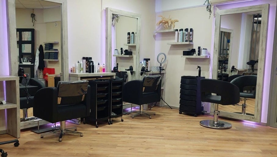 Άνετο σαλόνι στο Soho Hair Style & Nails, Λάρισα, GR, με σύγχρονο styling περιοχή.