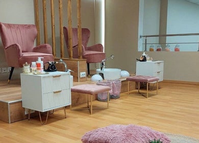 Άνετο κομψό καθιστικό στο Soho Hair Style & Nails, Λάρισα, GR για πολυτελή υπηρεσίες νυχιών.