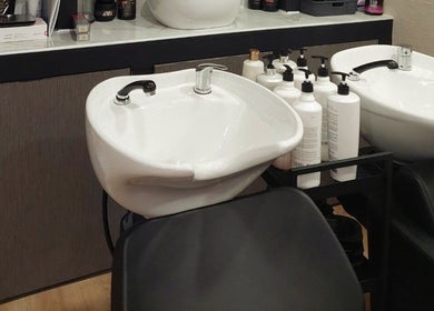 Σταθμός λουσίματος στο Soho Hair Style & Nails στη Λάρισα, GR με προϊόντα περιποίησης μαλλιών.