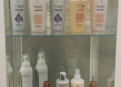 Προϊόντα περιποίησης μαλλιών στο Soho Hair Style & Nails στη Λάρισα, GR σε γυάλινο ράφι.