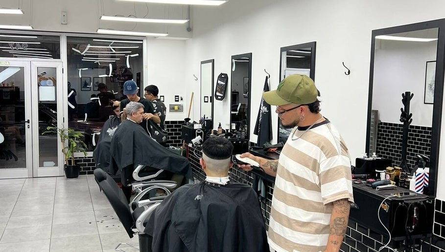 Curly's Barber, bilde 1