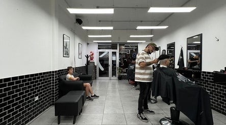 Curly's Barber, bilde 2