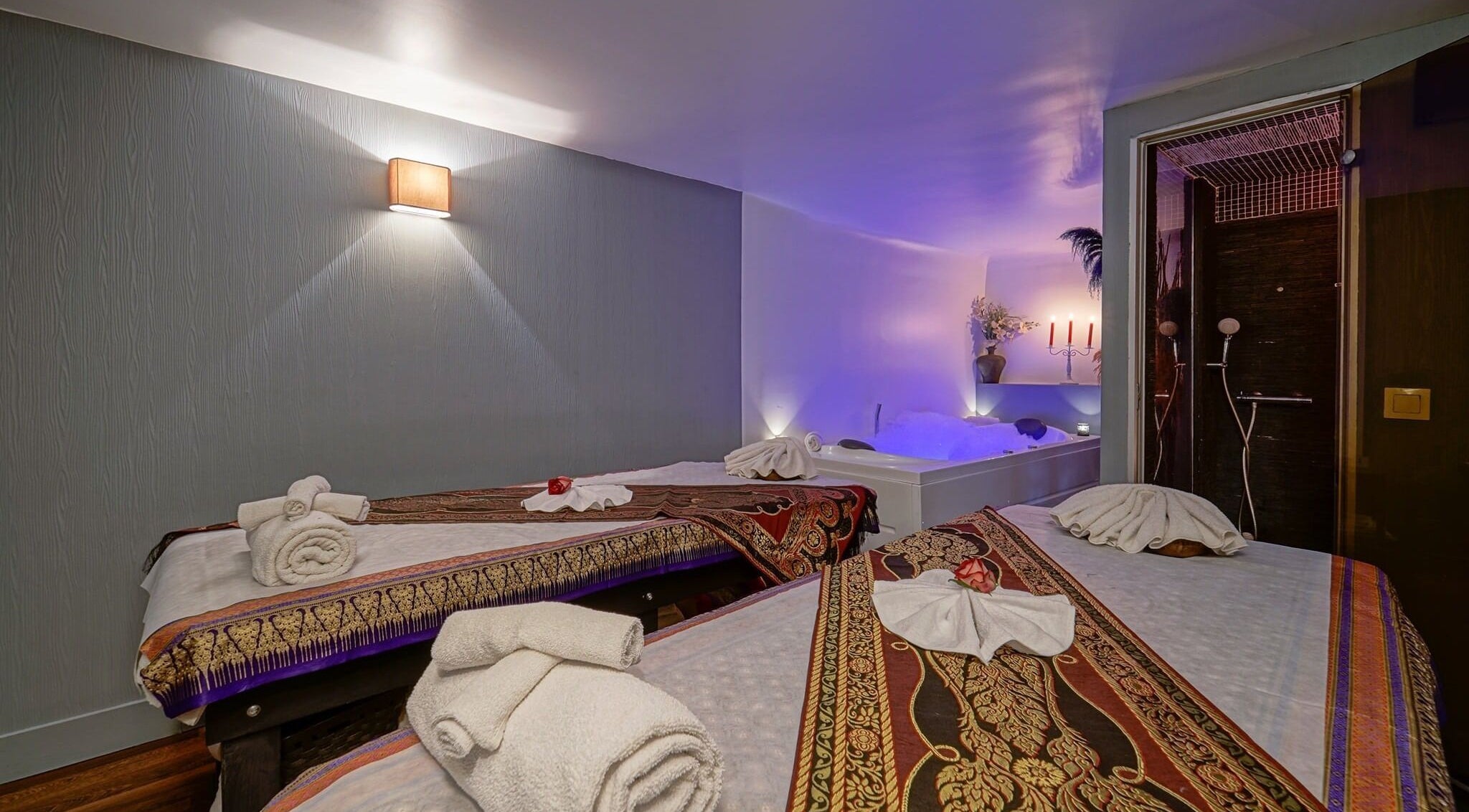 Lanna Royal Spa massage room with two beds and hot tub in Paris, Île-de-France, FR.