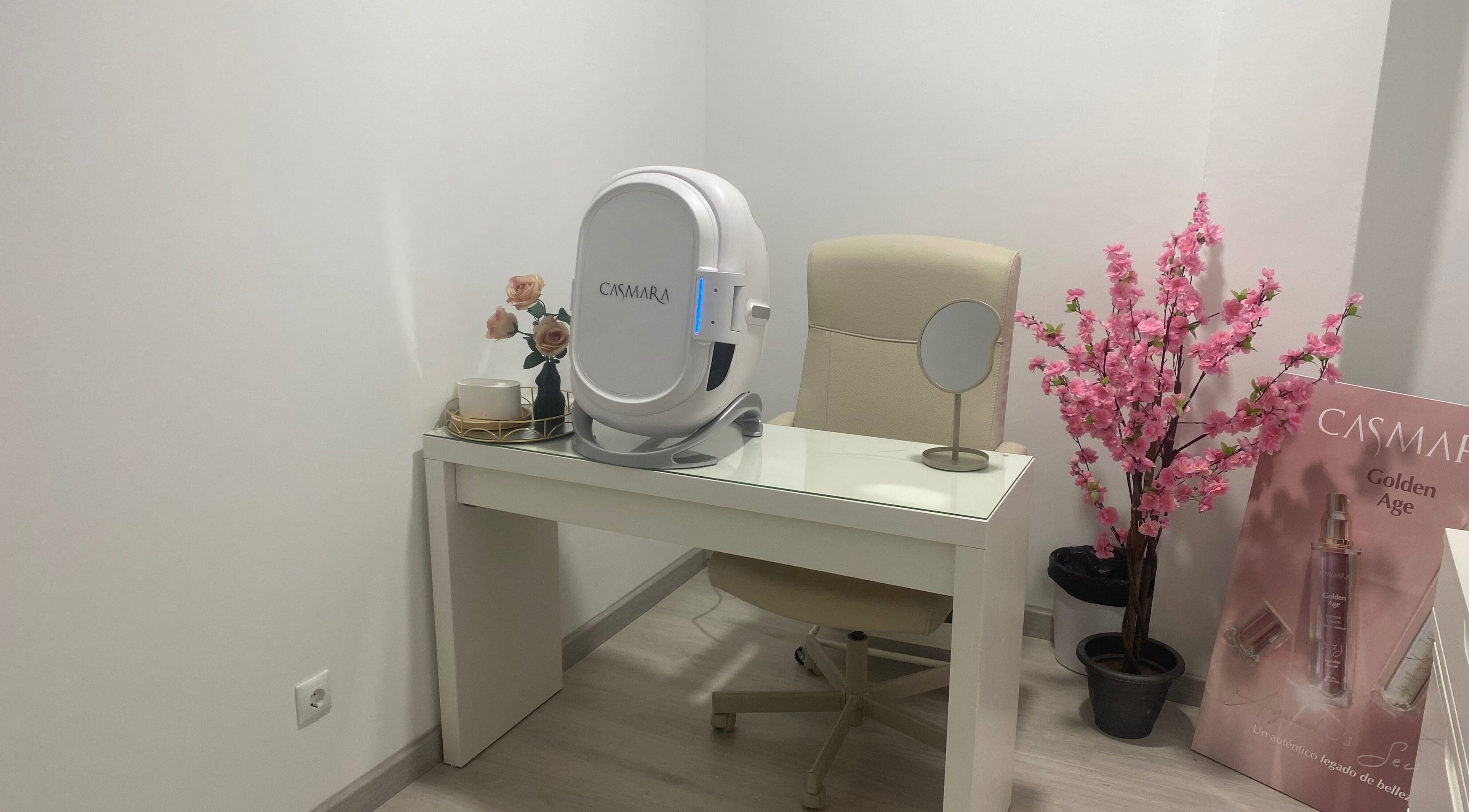 Sala de tratamiento moderno en Wendy’s Beauty, La Vila Joiosa, Comunidad Valenciana, ES, con decoración floral.