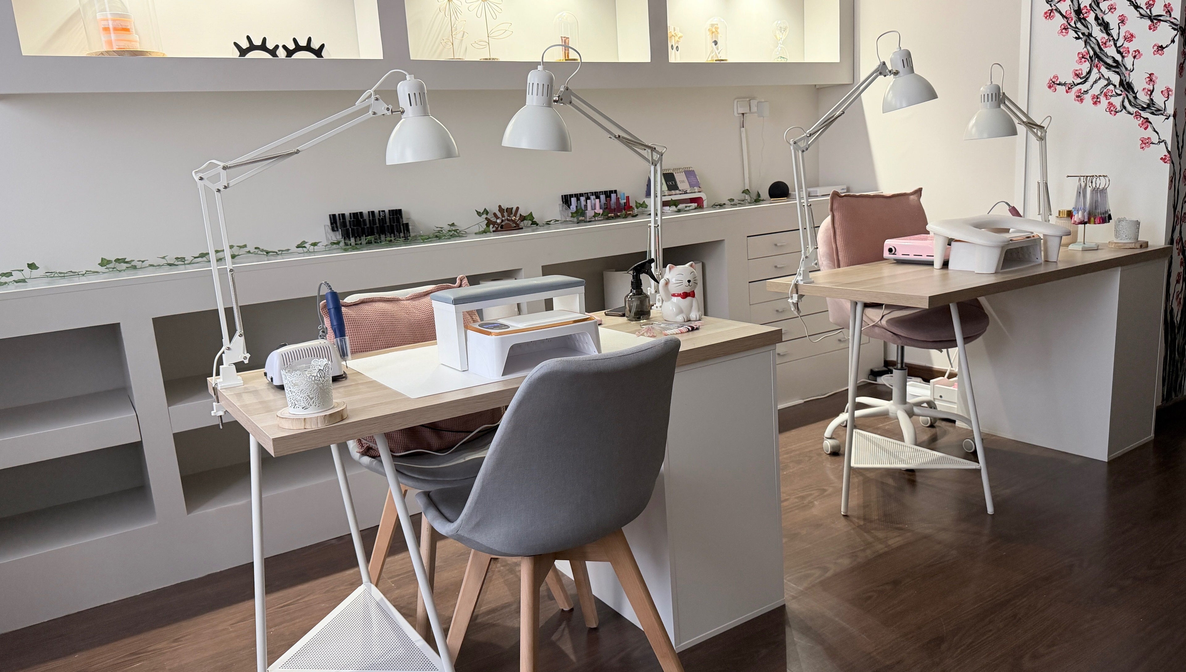 Estaciones de manicura en Paramio Studio, Valladolid, Castilla Y León, ES, con sillas modernas.