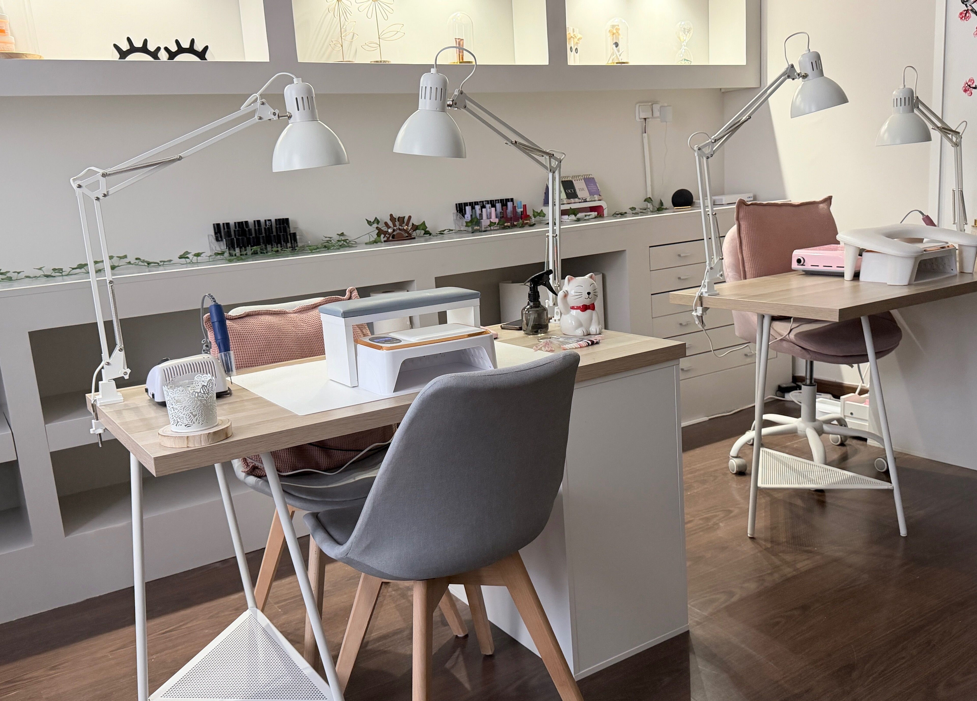 Estaciones de manicura en Paramio Studio, Valladolid, Castilla Y León, ES, con sillas modernas.