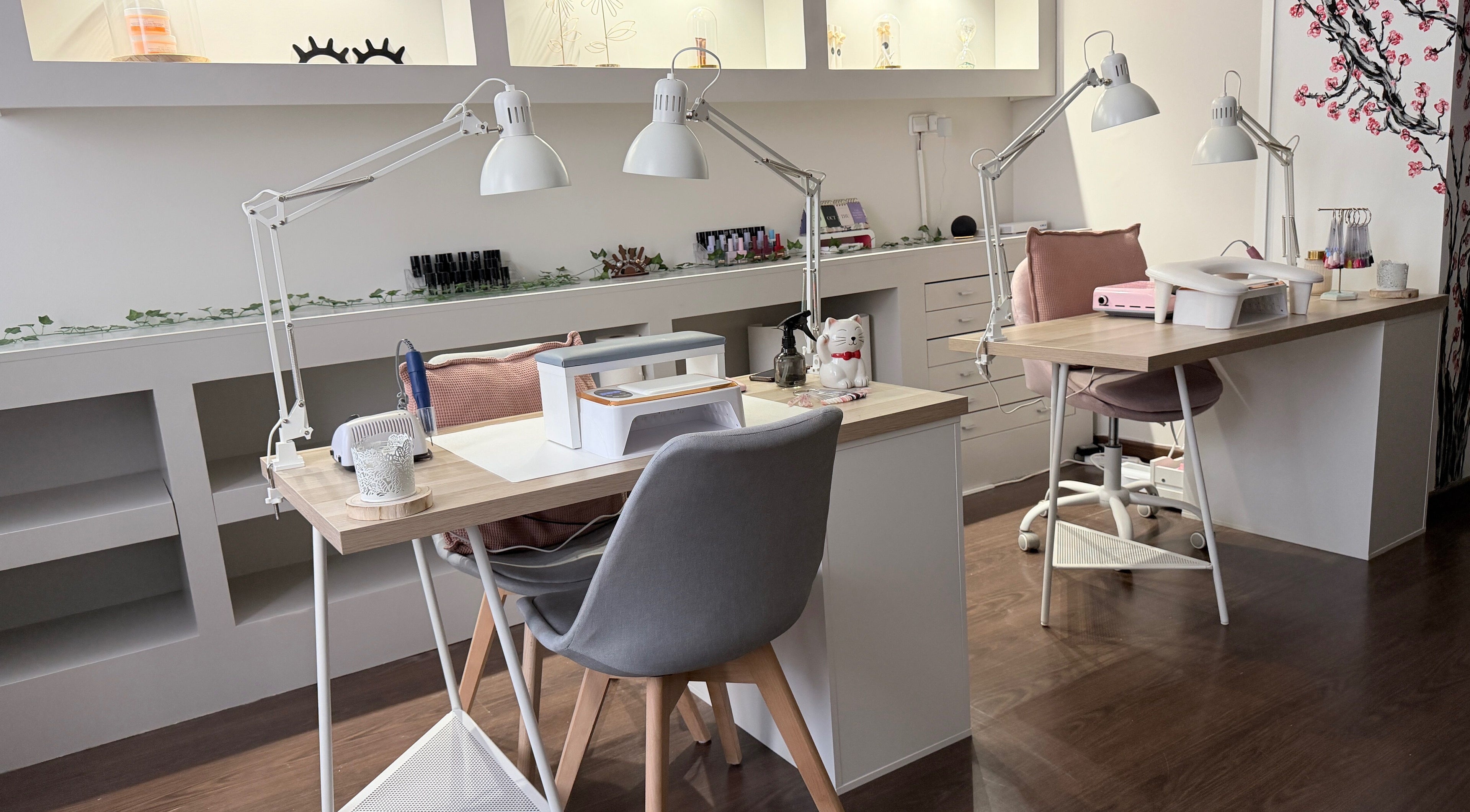 Estaciones de manicura en Paramio Studio, Valladolid, Castilla Y León, ES, con sillas modernas.