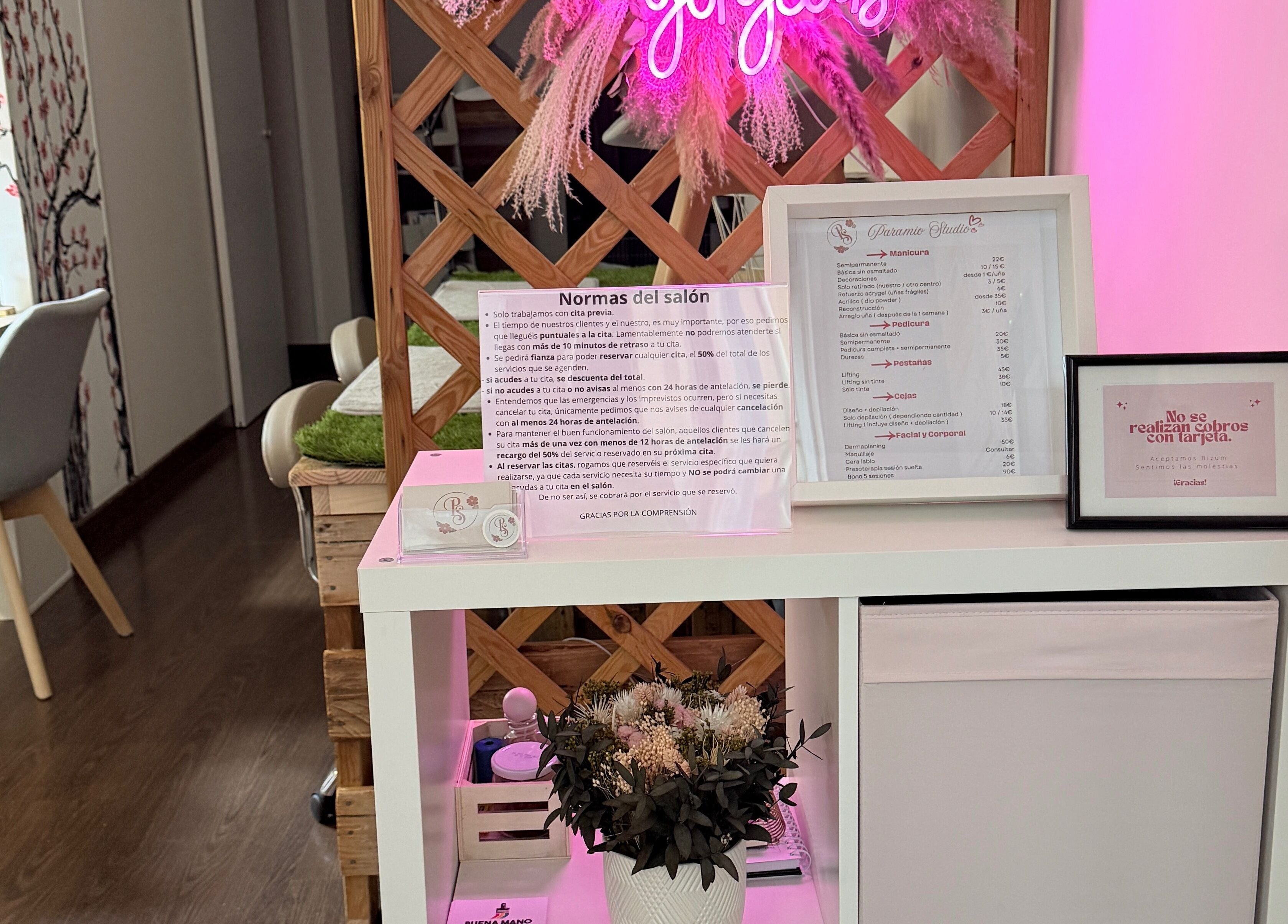 Recepción de Paramio Studio en Valladolid, Castilla Y León, ES, con decoraciones florales y detalles modernos.