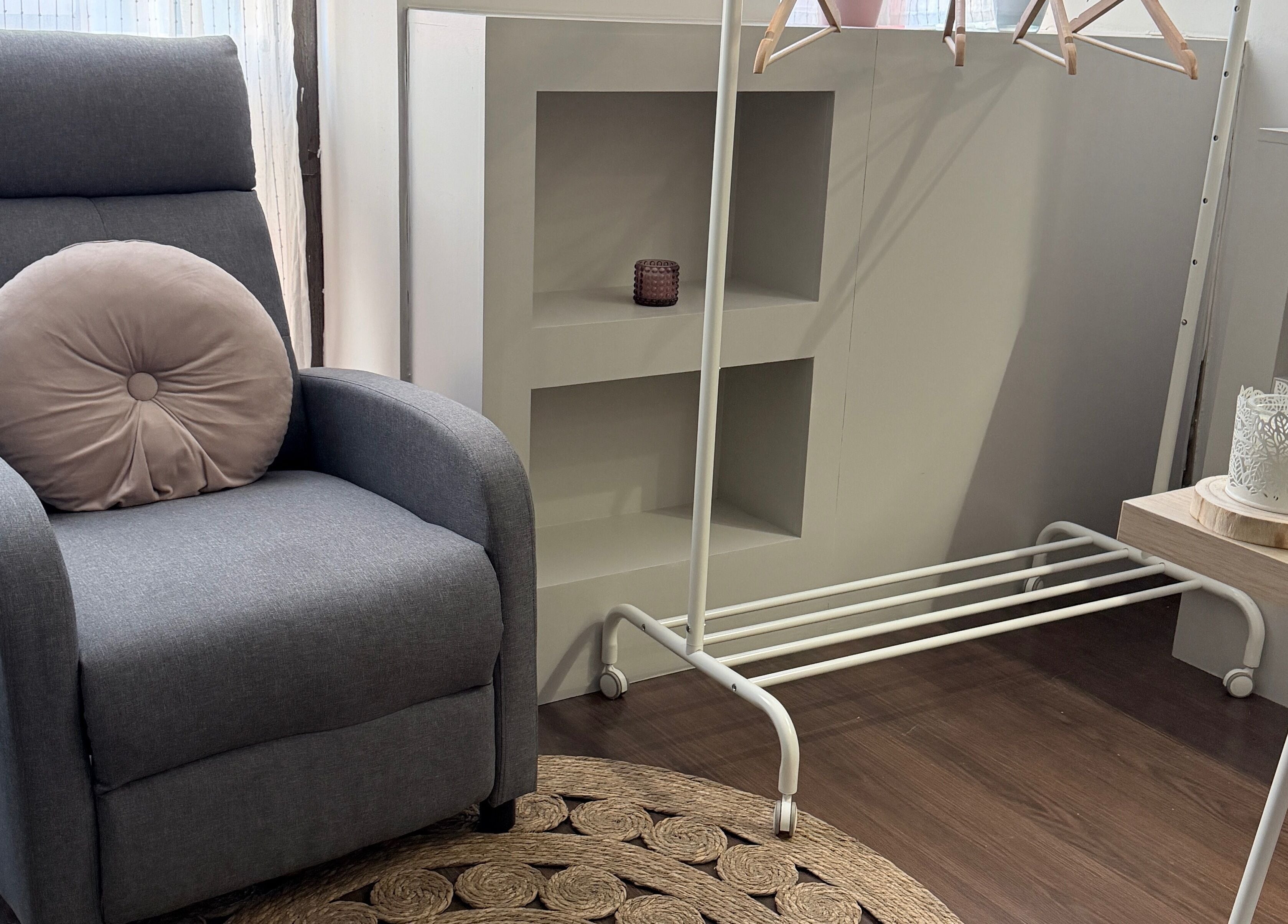 Espacio de relajación en Paramio Studio, Valladolid, Castilla Y León, ES, con silla ergonómica y decoraciones.