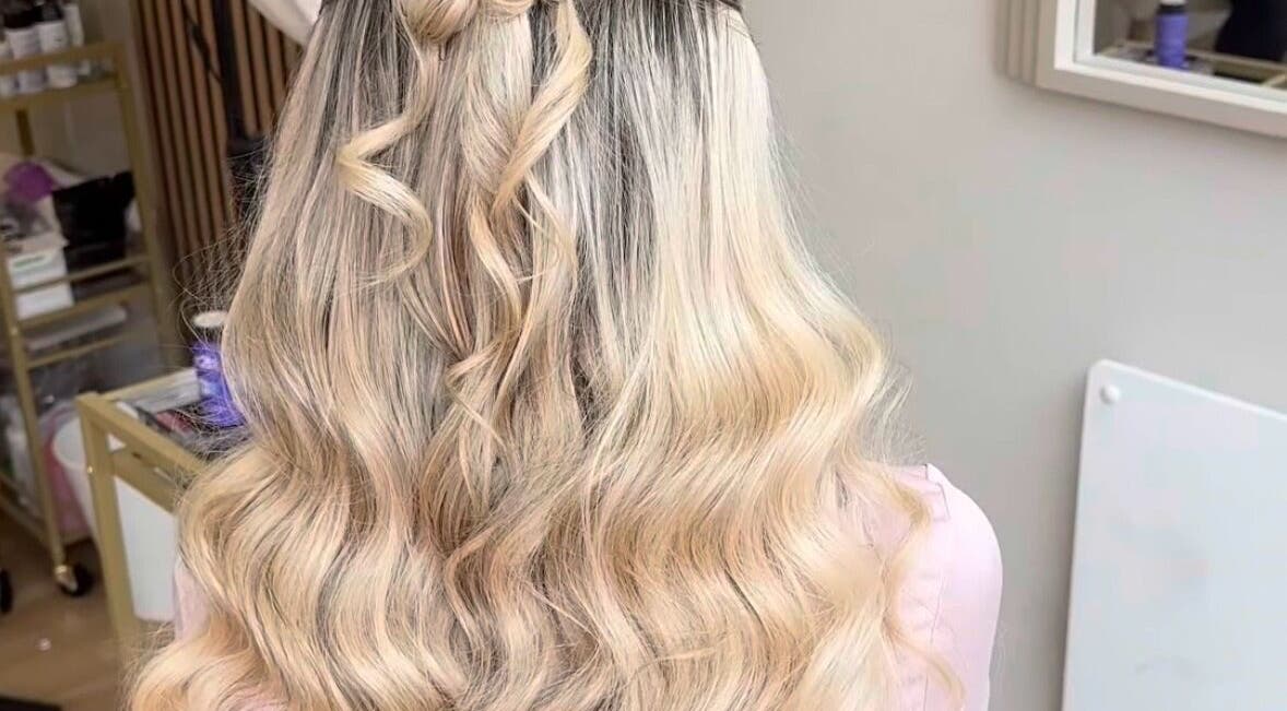 Stunning blonde waves styled at Ohthatsalon in Tyldesley, England, GB, showcasing elegant hair techniques.